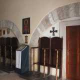 Infine c�� il tesoro sotterraneo, la chiesa bizantina, i cui resti sono posti al di sotto del pavimento in marmo realizzato nel Dopoguerra. Ci avviciniamo alla parete destra, l� dove alla base di due archi a tutto sesto...
